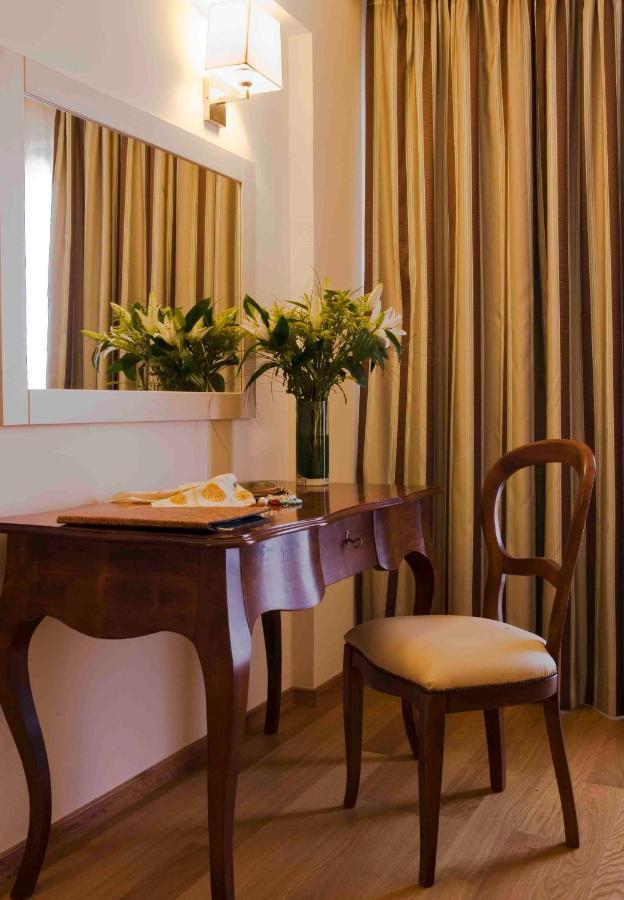 Valis Resort Hotel Volos Eksteriør billede A table with a chair