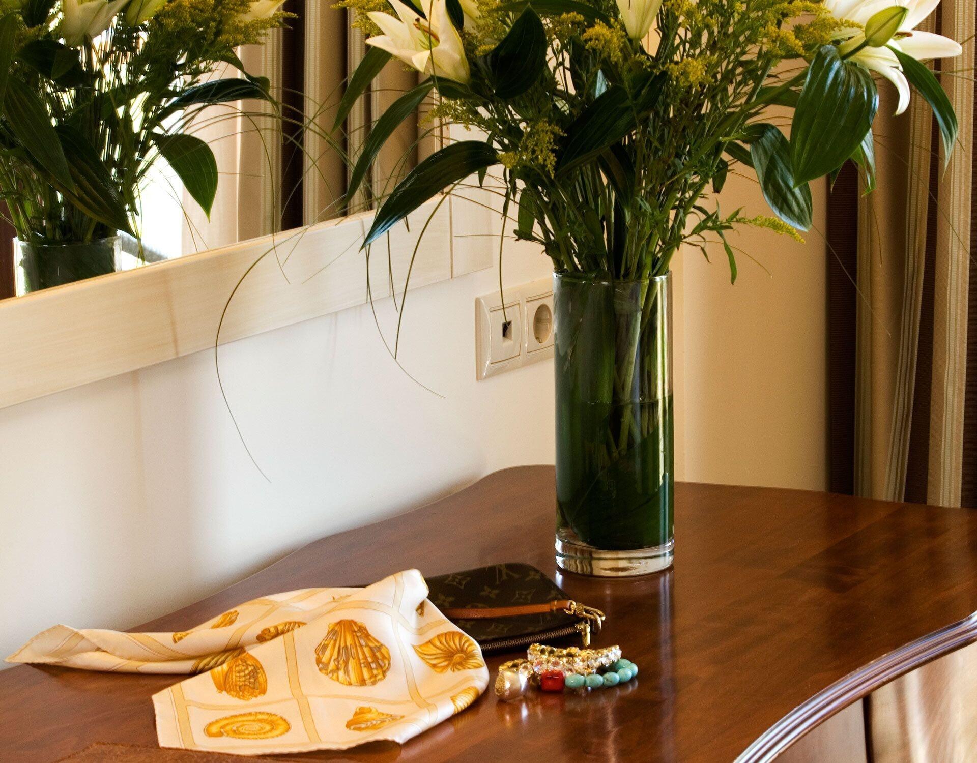 Valis Resort Hotel Volos Eksteriør billede A table with a vase of flowers