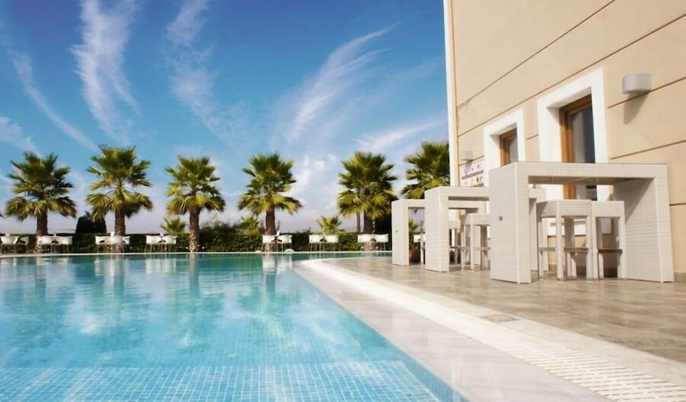 Valis Resort Hotel Volos Eksteriør billede The pool at the hotel
